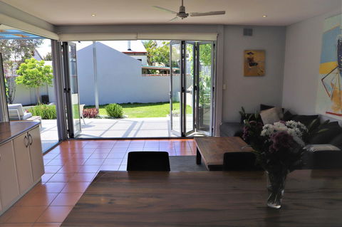 Fremantle Heritage Home For You To Enjoy! - Accommodation Bookings 11