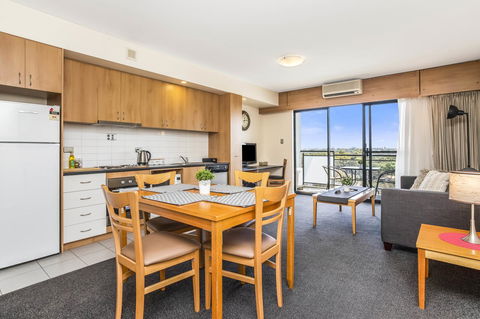 508 Stupendous Sunsets & Views Pool Gym Parking - Accommodation Bookings 10