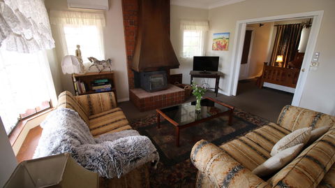 Daisy Cottage - Accommodation Bookings 24