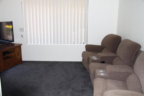 Byford House On The Scarp - Accommodation Bookings 13