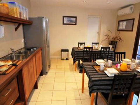 Waikiki Beach Bed And Breakfast - Accommodation Bookings 13