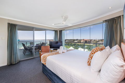 A 406 FANTASTIC OCEAN BEACH And MARINA VIEW APT - MANDURAH - Accommodation Bookings 13