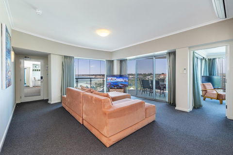 A 406 FANTASTIC OCEAN BEACH And MARINA VIEW APT - MANDURAH - Accommodation Bookings 0