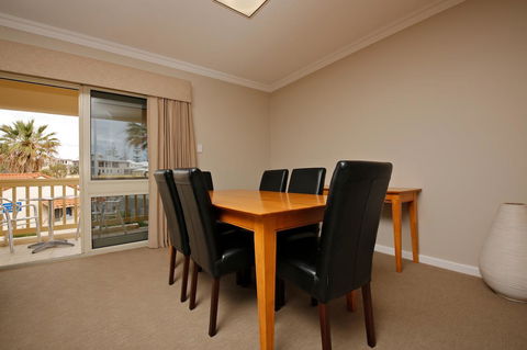 The Marina Hotel - Mindarie - Accommodation Bookings 11