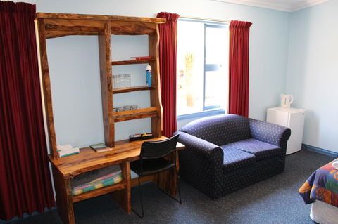 Tullah Lakeside Lodge - Accommodation Bookings 9