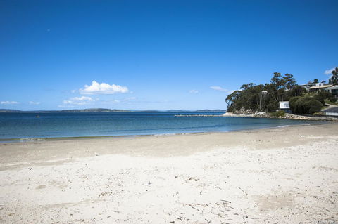 On The Beach Waterfront Apartment - Accommodation Bookings 16