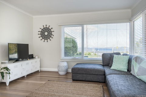 On The Beach Waterfront Apartment - Accommodation Bookings 3