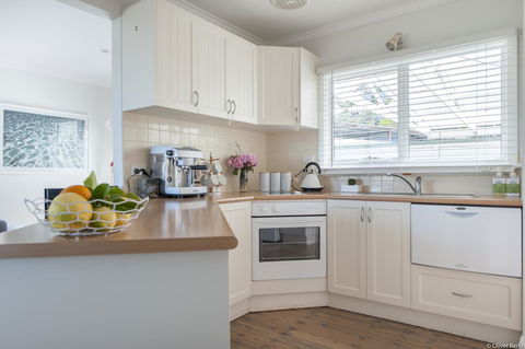 On The Beach Waterfront Apartment - Accommodation Bookings 7
