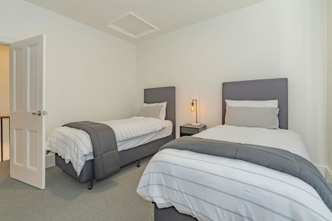 4 Bedroom House - Hobart CBD - Free Parking - Free WIFI - Accommodation Bookings 13
