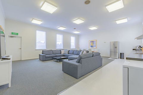 4 Bedroom House - Hobart CBD - Free Parking - Free WIFI - Accommodation Bookings 9