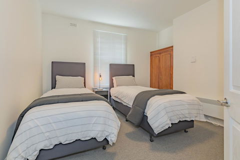 4 Bedroom House - Hobart CBD - Free Parking - Free WIFI - Accommodation Bookings 3