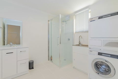 4 Bedroom House - Hobart CBD - Free Parking - Free WIFI - Accommodation Bookings 4
