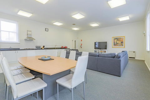 4 Bedroom House - Hobart CBD - Free Parking - Free WIFI - Accommodation Bookings 0