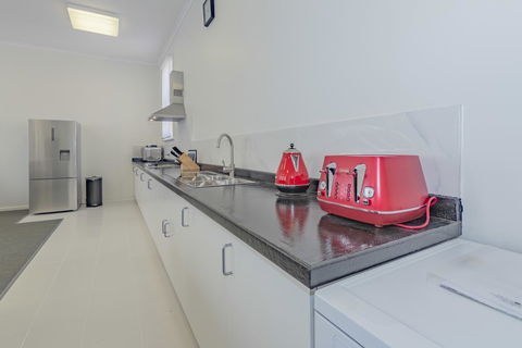 4 Bedroom House - Hobart CBD - Free Parking - Free WIFI - Accommodation Bookings 2