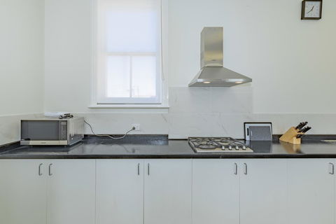 4 Bedroom House - Hobart CBD - Free Parking - Free WIFI - Accommodation Bookings 8
