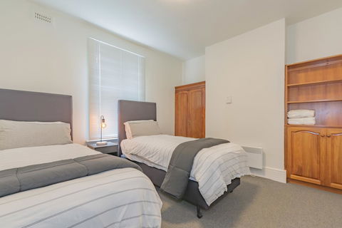 4 Bedroom House - Hobart CBD - Free Parking - Free WIFI - Accommodation Bookings 1
