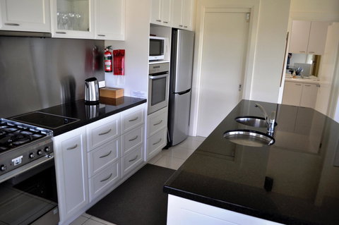 Belton Apartments-Hedge Cottage - Accommodation Bookings 4