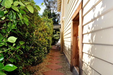 Belton Apartments-Hedge Cottage - Accommodation Bookings 5