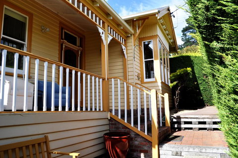 Belton Apartments-Hedge Cottage - Accommodation Bookings 3