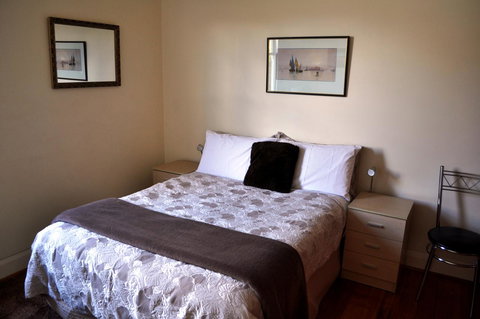 Belton Apartments-Hedge Cottage - Accommodation Bookings 11