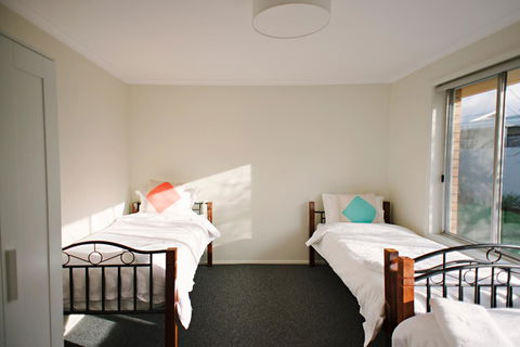 The Holiday Home People - Accommodation Bookings 16