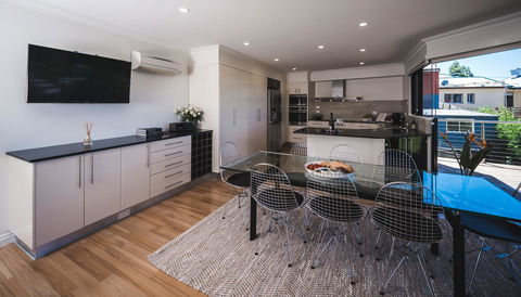 Russell House - Accommodation Bookings 24