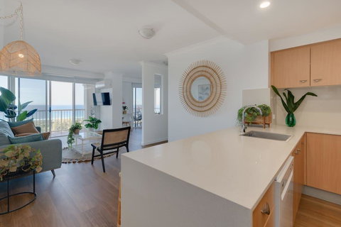 NEW Beautiful 2 Bed Ocean Views In Broadbeach - Accommodation Bookings 2