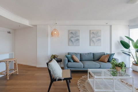 NEW Beautiful 2 Bed Ocean Views In Broadbeach - Accommodation Bookings 1