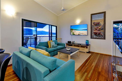 NEWLY BEAUTFULLY RENOVATED 16 The Casuarina - 3 Bedroom House With 180 Degree Ocean Views - Accommodation Bookings 3