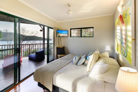 NEWLY BEAUTFULLY RENOVATED 16 The Casuarina - 3 Bedroom House With 180 Degree Ocean Views - Accommodation Bookings 2