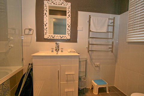 Oak & Barrel / 7 Twynam Street - Accommodation Bookings 3