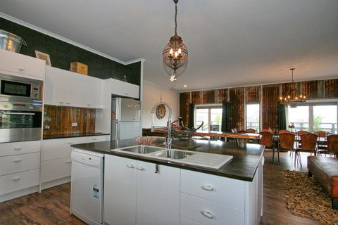 Oak & Barrel / 7 Twynam Street - Accommodation Bookings 2