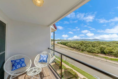 Ocean Breeze, Near Parks And Rowes Bay - Accommodation Bookings 1