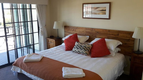 Ocean Sunsets - 2 Bedroom Converted Warehouse Apartment - Accommodation Bookings 1