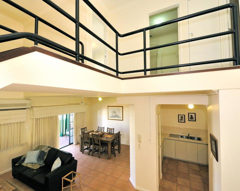 Ocean Sunsets - 2 Bedroom Converted Warehouse Apartment - Accommodation Bookings 3