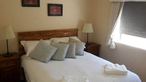 Ocean Sunsets - 2 Bedroom Converted Warehouse Apartment - Accommodation Bookings 2