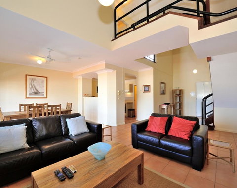 Ocean Sunsets - 2 Bedroom Converted Warehouse Apartment - Accommodation Bookings 0