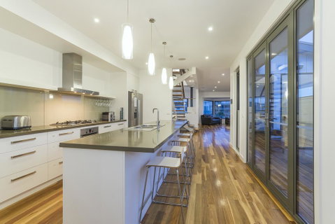 Ocean View: Luxury Beachfront - Accommodation Bookings 3
