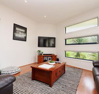 Ocean Whispers - Pets WiFi 300m Beach 3 Bdrm Linen - Accommodation Bookings