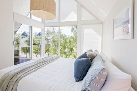 ON THE BEACH - Villa Over The Road From The Beach - Accommodation Bookings 0