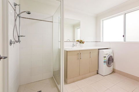 ON THE BEACH - Villa Over The Road From The Beach - Accommodation Bookings 3