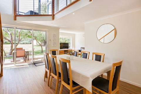 ON THE BEACH - Villa Over The Road From The Beach - Accommodation Bookings 1