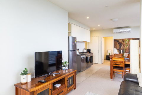 ON TOP OF THE WORLD - BEST VIEWS IN MELBOURNE !! - Accommodation Bookings 3