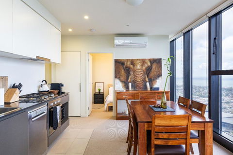 ON TOP OF THE WORLD - BEST VIEWS IN MELBOURNE !! - Accommodation Bookings 0