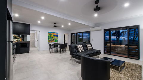 Onestep Airlie Retreat - Accommodation Bookings 3