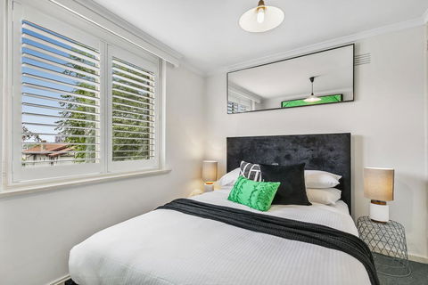 Oversized Apartment Close To City, Parks, MCG - Accommodation Bookings 2