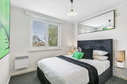 Oversized Apartment Close To City, Parks, MCG - Accommodation Bookings 1
