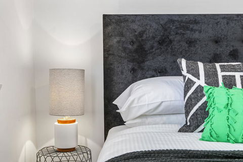 Oversized Apartment Close To City, Parks, MCG - Accommodation Bookings 3