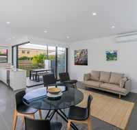 Oxford Steps - Executive 2BR Bulimba Apartment Across from the Park on Oxford St - Accommodation Bookings