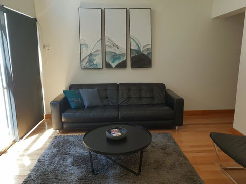 Pakenham Palace - Two Bedroom Converted Warehouse Apartment - Accommodation Bookings 3